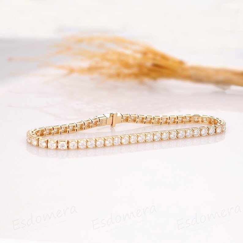 Women's 14k Yellow Gold Box Chain Bracelet - Women's 14k Yellow Gold Box Chain Bracelet , Upgrade your wrist game with our Women's 14k Yellow Gold Box Chain Bracelet. Made with high-quality 14k yellow gold, this box chain bracelet is the perfect accessory to add some shine to any outfit. Its delicate and versatile design makes it a must-have for any fashionable woman. Shine on, girl!